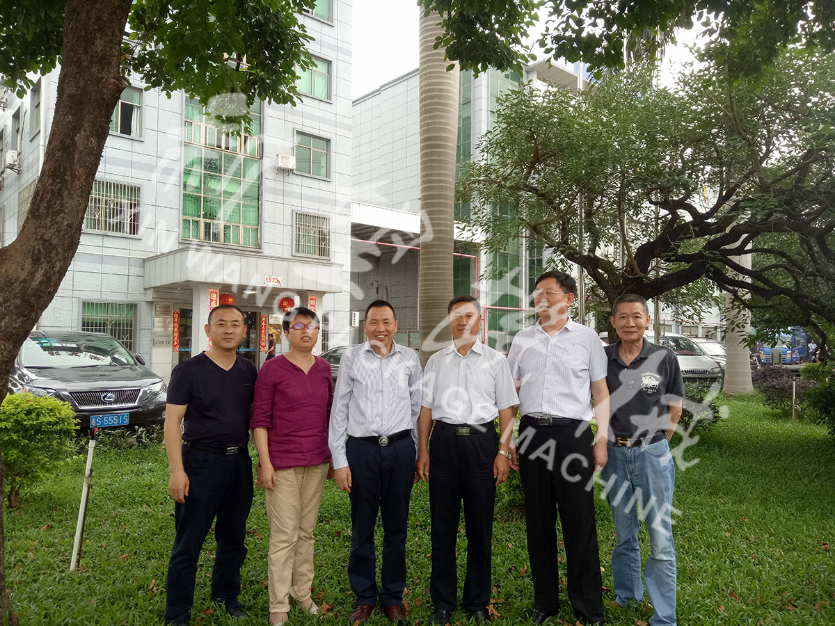 總裝備部劉思剛少將、新華社李建琦博士一行蒞臨新望公司考察指導(dǎo)