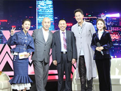 新望董事長(zhǎng)羅永輝與著名歌星劉尊老師、汪正正老師、郭津彤老師、主持人雅琪在北京電視臺(tái)錄制節(jié)目現(xiàn)場(chǎng)親切合影